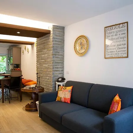 Le Rondini - Courtyard With Balcony & Terrace アパート