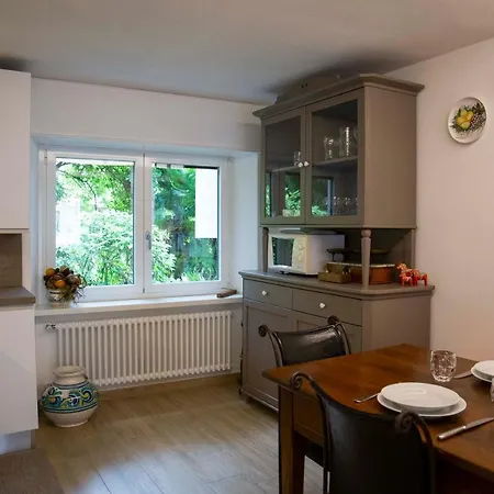 Le Rondini - Courtyard With Balcony & Terrace Apartment Lesa