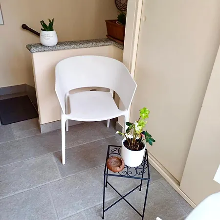 Le Rondini - Courtyard With Balcony & Terrace Apartment *