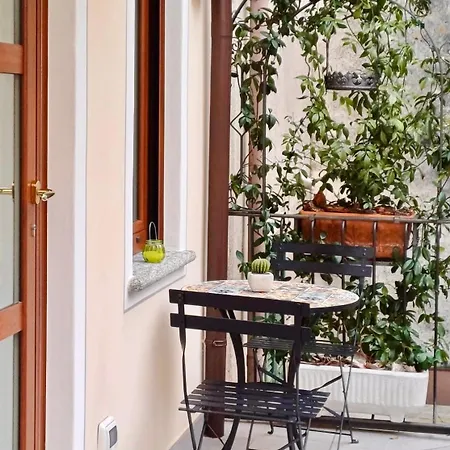 Le Rondini - Courtyard With Balcony & Terrace Lesa